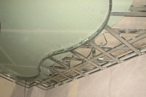 Plafond en placoplâtre dans la salle de bain Plafond en placoplâtre dans la salle de bain