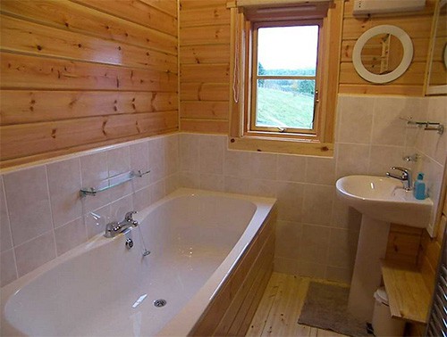 La combinaison d'un revêtement en bois avec des carreaux La combinaison d'un revêtement en bois avec des carreaux