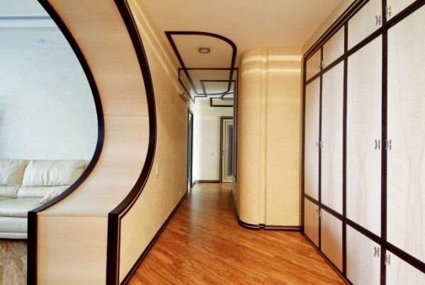 Décorer l'arche et le couloir avec des moulures contrastées Décorer l'arche et le couloir avec des moulures contrastées
