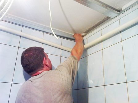 Finition du plafond dans la salle de bain - le choix du matériau Finition du plafond dans la salle de bain - le choix du matériau