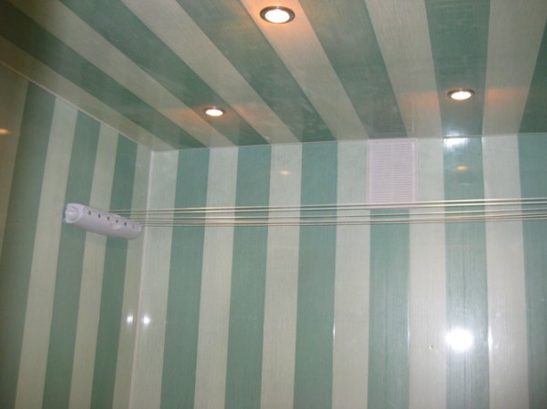 Le revêtement est un matériau de décoration moderne pour la salle de bain Le revêtement est un matériau de décoration moderne pour la salle de bain