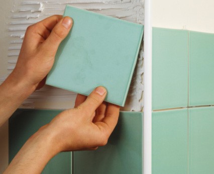 L'utilisation d'un coin en plastique pour le carrelage L'utilisation d'un coin en plastique pour le carrelage