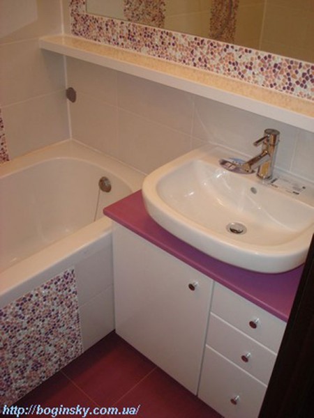 Étagère étroite avec miroir sur toute la largeur de la salle de bain Étagère étroite avec miroir sur toute la largeur de la salle de bain