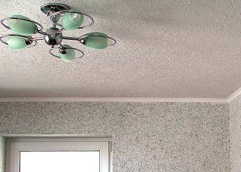 La combinaison de papier peint liquide au plafond et aux murs La combinaison de papier peint liquide au plafond et aux murs