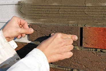 Nous utilisons des carreaux dans la décoration des murs du garage Nous utilisons des carreaux dans la décoration des murs du garage