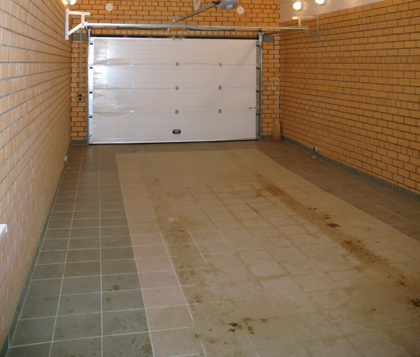 Utilisation de carreaux dans la décoration du sol du garage Utilisation de carreaux dans la décoration du sol du garage