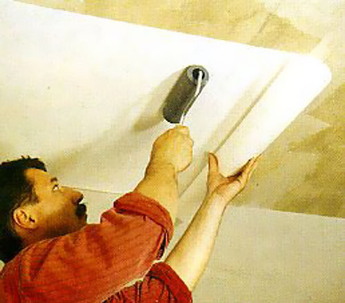 Lisser le papier peint avec un rouleau Lisser le papier peint avec un rouleau