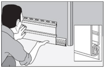 Installation du premier panneau de revêtement dans le profil de départ Installation du premier panneau de revêtement dans le profil de départ