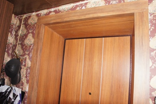 Finition des ouvertures en bois avec du plastique Finition des ouvertures en bois avec du plastique