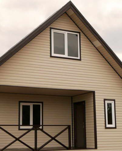 Finition extérieure de la maison avec des planches en bois Finition extérieure de la maison avec des planches en bois