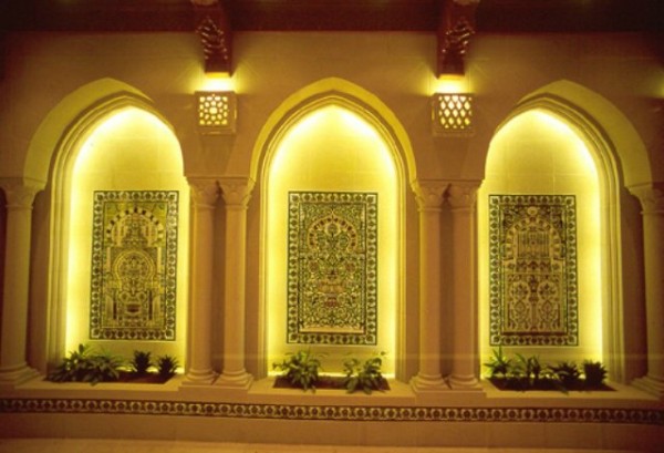 Intérieur asiatique avec niches à lancettes Intérieur asiatique avec niches à lancettes