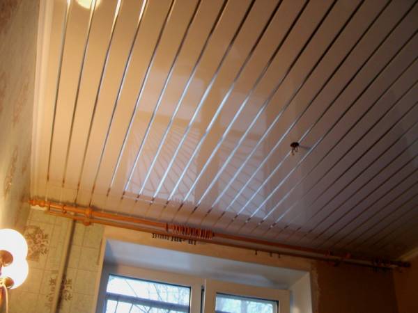 Plafond et murs finis avec différents types de plastique Plafond et murs finis avec différents types de plastique