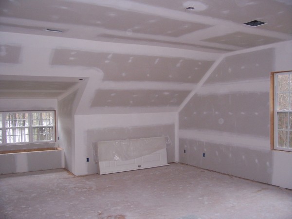 Décoration de cloisons sèches dans une maison en bois Décoration de cloisons sèches dans une maison en bois
