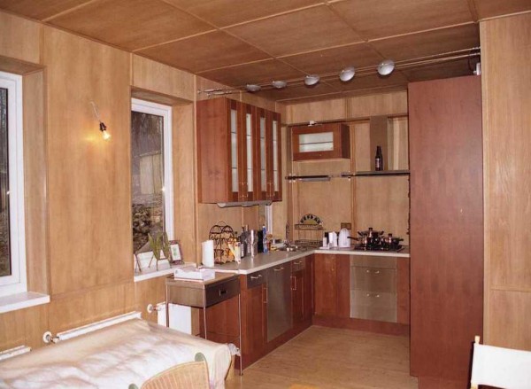 Contreplaqué collé dans la décoration d'une maison de campagne Contreplaqué collé dans la décoration d'une maison de campagne