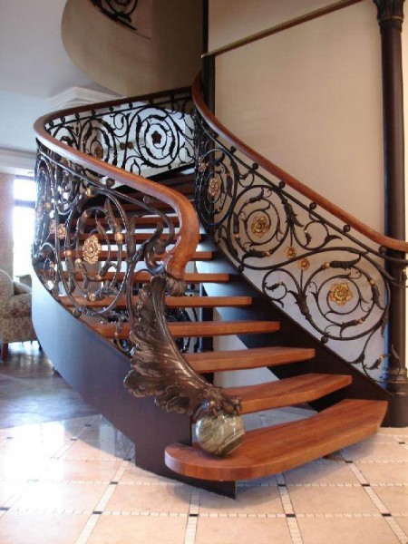Escalier en métal avec marches en bois. Escalier en métal avec marches en bois.