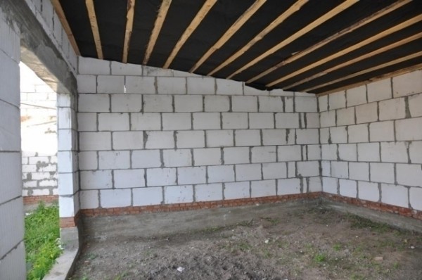 Terre tassée au bas du plancher Terre tassée au bas du plancher