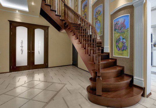 Un détail accrocheur de l'escalier, mais quelque chose ne va pas ici Un détail accrocheur de l'escalier, mais quelque chose ne va pas ici