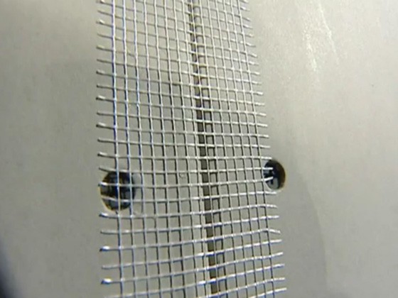 Pour finir les coutures on utilise une faucille Pour finir les coutures on utilise une faucille