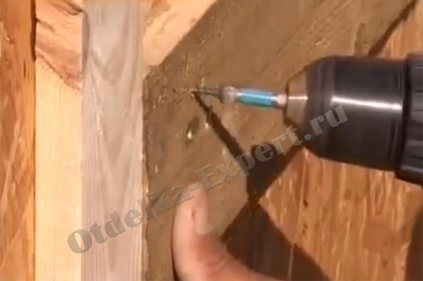 Fixation des lattes pour l'isolation Fixation des lattes pour l'isolation
