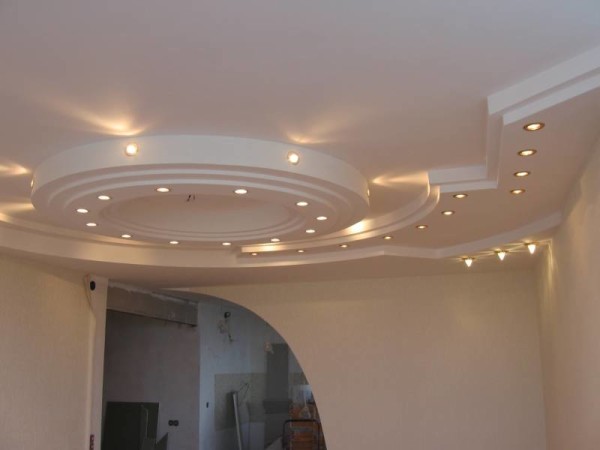 Décoration de plafond en couches avec placoplâtre Décoration de plafond en couches avec placoplâtre
