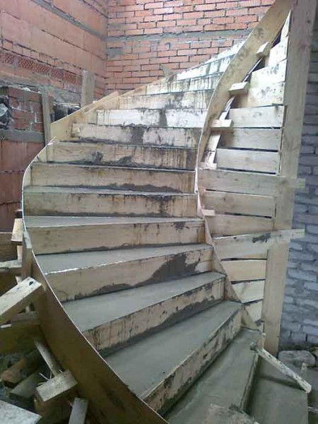 Fabrication d'escaliers pendant le processus de construction Fabrication d'escaliers pendant le processus de construction
