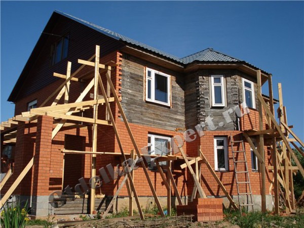 La structure en bois est recouverte de briques décoratives. La structure en bois est recouverte de briques décoratives.