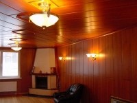 Finition du plafond en rondins avec des panneaux plaqués Finition du plafond en rondins avec des panneaux plaqués