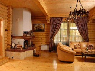 Finition du plafond dans une maison en rondins en bois naturel Finition du plafond dans une maison en rondins en bois naturel