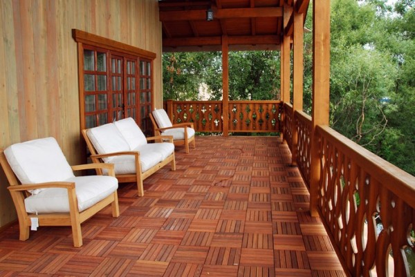 Le sol de la véranda face au parquet de jardin
