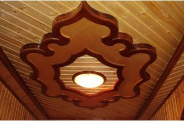 Option de décoration de plafond combinée dans une maison en bois Option de décoration de plafond combinée dans une maison en bois