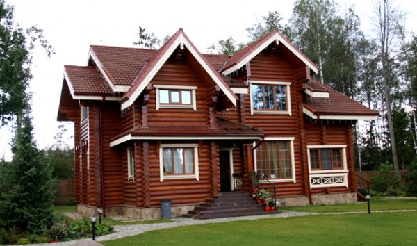 Finition de la façade d'une maison en bois Finition de la façade d'une maison en bois