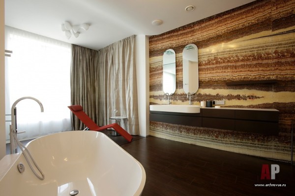 Mur d'onyx dans la salle de bain