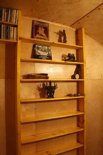 Les murs et les supports, les rivets et la texture du bois donnent du style et de la modernité. Les murs et les supports, les rivets et la texture du bois donnent du style et de la modernité.