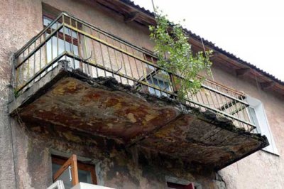 Cette photo ne laisse aucun doute que le fonctionnement du balcon est très dangereux, et sa réparation est nécessaire Cette photo ne laisse aucun doute que le fonctionnement du balcon est très dangereux, et sa réparation est nécessaire