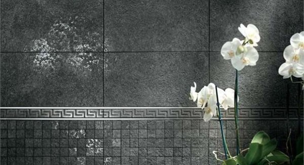 À quoi ressemble une orchidée sur un merveilleux fond de carreaux de porcelaine?