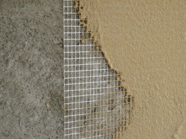Placer la grille sur la base et niveler la surface Placer la grille sur la base et niveler la surface