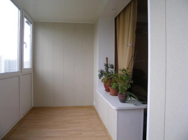 Couvrir le balcon avec des panneaux en PVC Couvrir le balcon avec des panneaux en PVC