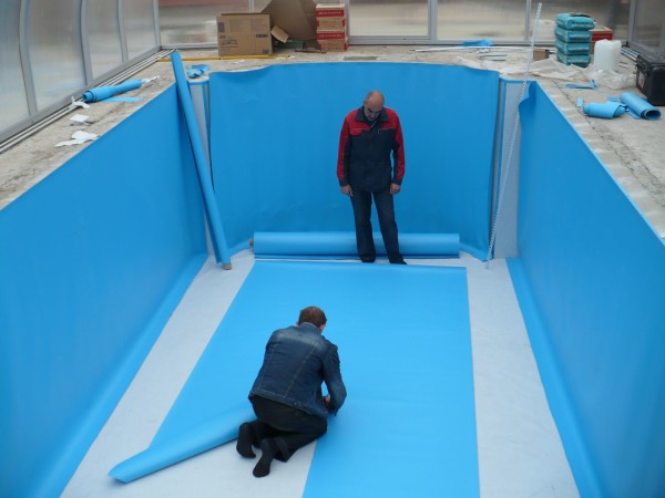 Revêtement de piscine en PVC: couper et étirer le revêtement Revêtement de piscine en PVC: couper et étirer le revêtement
