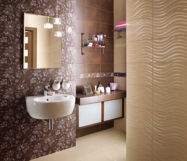 Face au bain avec plusieurs types de carreaux de céramique