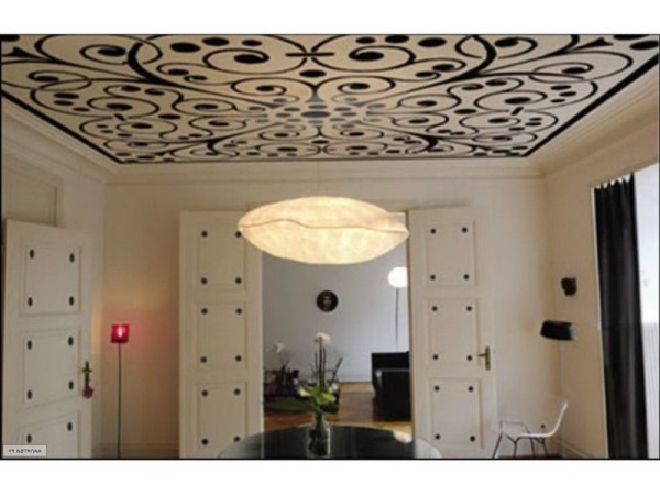 Papier peint au plafond à l'intérieur