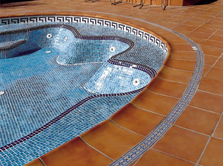 Décoration de la piscine en grès cérame Décoration de la piscine en grès cérame