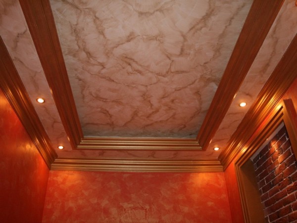 La plasticité du plâtre décoratif vous permet d'obtenir cette texture La plasticité du plâtre décoratif vous permet d'obtenir cette texture