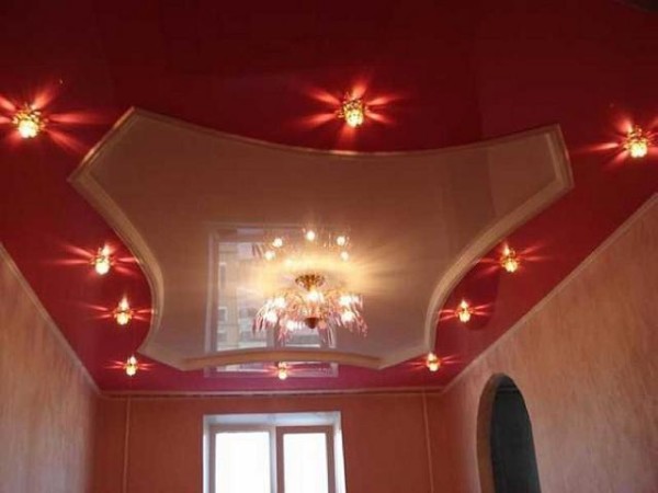 Plafond dans le salon de deux niveaux Plafond dans le salon de deux niveaux