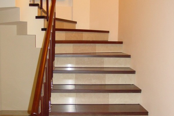 Variante de finitions modernes d'escalier en béton Variante de finitions modernes d'escalier en béton