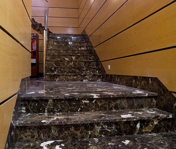 Revêtement mural en bois le long d'un escalier Revêtement mural en bois le long d'un escalier