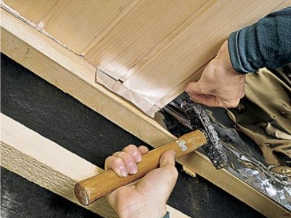 Pose de l'euro-lining sur le cadre Pose de l'euro-lining sur le cadre