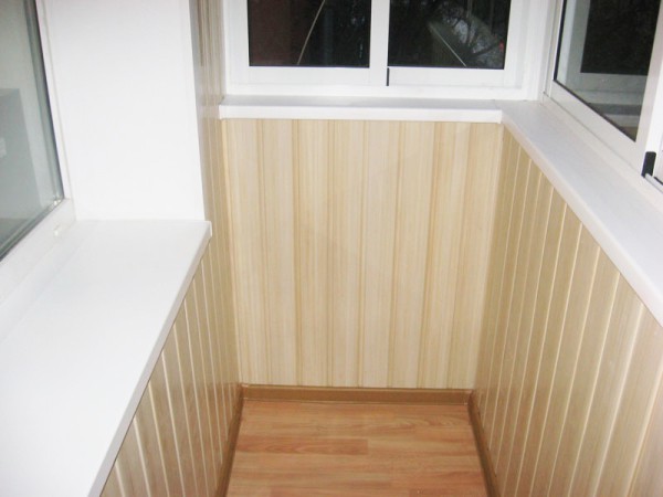 Balcon avec boiseries PVC. Balcon avec boiseries PVC.