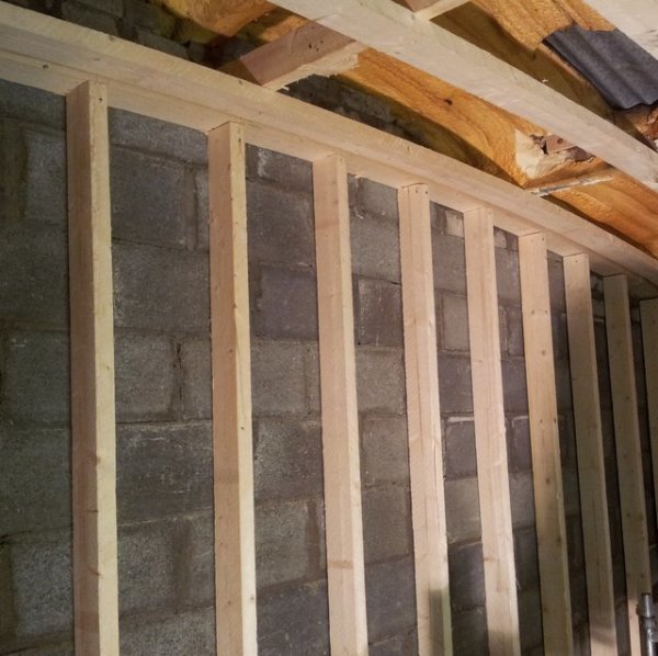 Cadre en bois pour l'installation de cloisons sèches