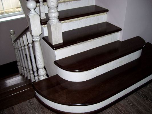 Escalier avec revêtement en bois Escalier avec revêtement en bois