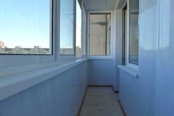 Finition du balcon avec des panneaux en PVC avec une surface brillante. Finition du balcon avec des panneaux en PVC avec une surface brillante.